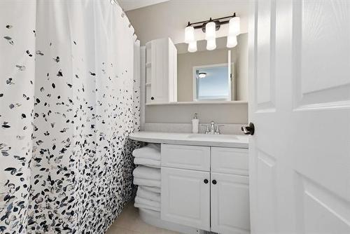 141 Invermere St, Winnipeg, MB - Indoor Photo Showing Bathroom