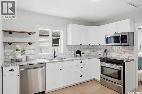 836 I Avenue S, Saskatoon, SK - Indoor Photo Showing Kitchen With Stainless Steel Kitchen