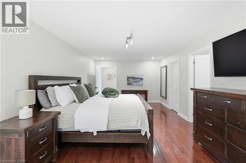 19 Concession 5 E, Waterdown, ON - Indoor Photo Showing Bedroom