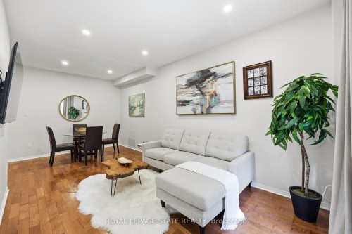 24-10 Davidson Boulevard, Hamilton, ON - Indoor Photo Showing Living Room