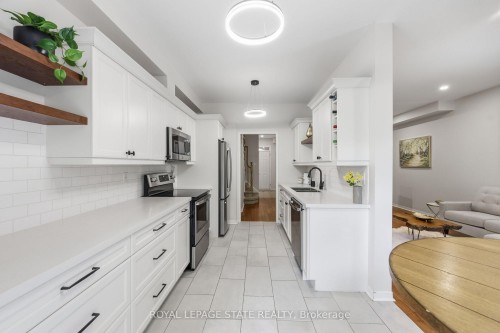 24-10 Davidson Boulevard, Hamilton, ON - Indoor Photo Showing Kitchen
