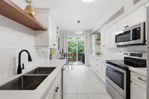 24-10 Davidson Boulevard, Hamilton, ON - Indoor Photo Showing Kitchen With Stainless Steel Kitchen With Double Sink With Upgraded Kitchen