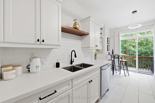 24-10 Davidson Boulevard, Hamilton, ON - Indoor Photo Showing Kitchen With Double Sink