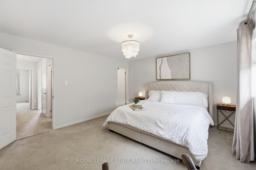 24-10 Davidson Boulevard, Hamilton, ON - Indoor Photo Showing Bedroom