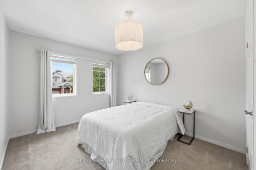 24-10 Davidson Boulevard, Hamilton, ON - Indoor Photo Showing Bedroom