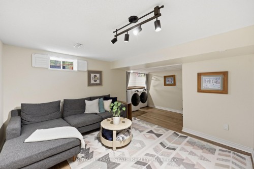 24-10 Davidson Boulevard, Hamilton, ON - Indoor Photo Showing Living Room
