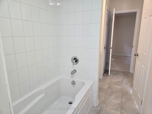 395 Barker Parkway, Thorold, ON - Indoor Photo Showing Bathroom