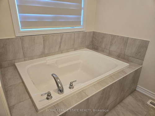 395 Barker Parkway, Thorold, ON - Indoor Photo Showing Bathroom