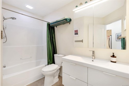 #203-130 Back Rd, Courtenay, BC - Indoor Photo Showing Bathroom