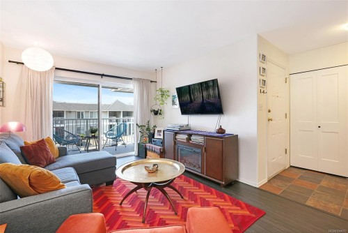 #203-130 Back Rd, Courtenay, BC - Indoor Photo Showing Living Room