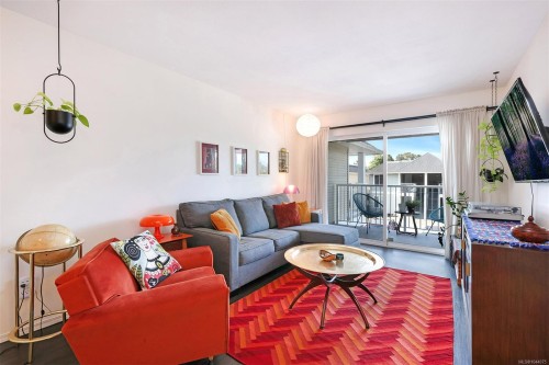 #203-130 Back Rd, Courtenay, BC - Indoor Photo Showing Living Room