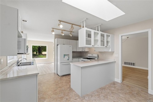 1325 Leeward Way, Qualicum Beach, BC 