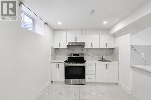 35 Golden Meadow Drive, Kitchener, ON - Indoor Photo Showing Kitchen