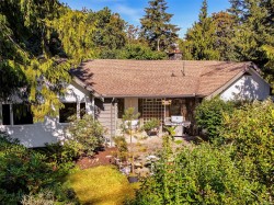 6232 Rodolph Rd Central Saanich, BC V8Z 5V8
