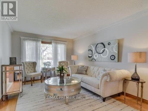 29 Carmen Crescent, Vaughan, ON - Indoor Photo Showing Living Room