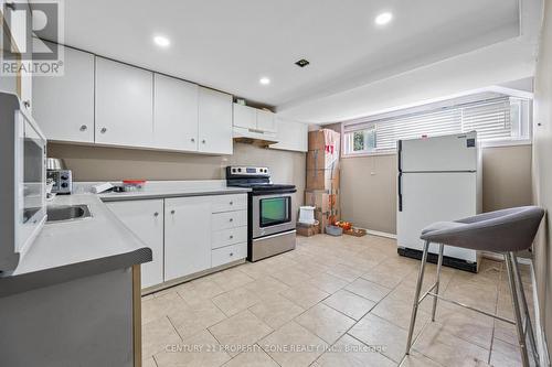 25 Chatsworth Drive, Brampton, ON - Indoor Photo Showing Kitchen