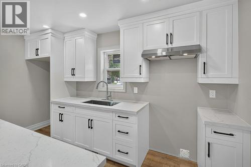 220 East 13Th Street, Hamilton, ON - Indoor Photo Showing Kitchen