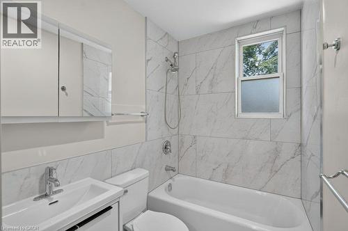 220 East 13Th Street, Hamilton, ON - Indoor Photo Showing Bathroom
