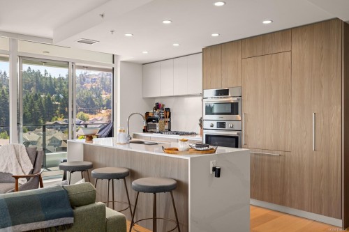 #1002-2000 Hannington Rd, Langford, BC - Indoor Photo Showing Kitchen With Upgraded Kitchen