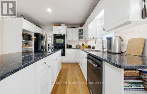 10 Skiff Cove Road, Prince Edward County (Wellington Ward), ON - Indoor Photo Showing Kitchen With Upgraded Kitchen