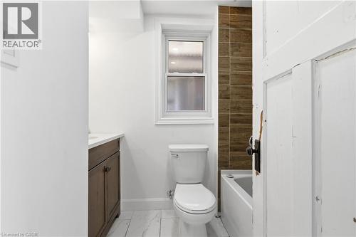 115 Kensington Avenue N, Hamilton, ON - Indoor Photo Showing Bathroom