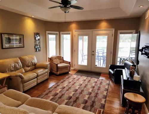 48 Sunset Drive, Ditch Lake, MB - Indoor Photo Showing Living Room
