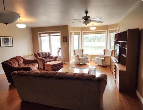48 Sunset Drive, Ditch Lake, MB - Indoor Photo Showing Living Room