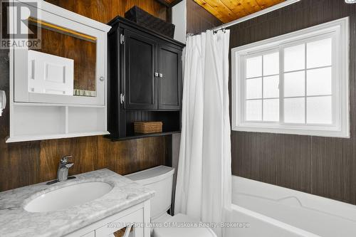 1 Christopher Lane, Armour, ON - Indoor Photo Showing Bathroom