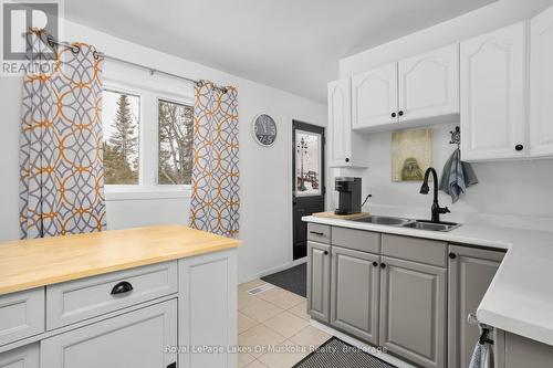 1 Christopher Lane, Armour, ON - Indoor Photo Showing Kitchen With Double Sink