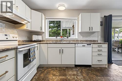 325 Quarry Rd, Comox, BC - Indoor Photo Showing Kitchen