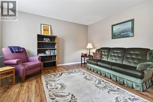 325 Quarry Rd, Comox, BC - Indoor Photo Showing Living Room