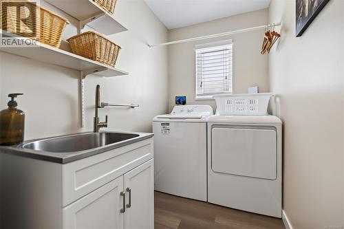 325 Quarry Rd, Comox, BC - Indoor Photo Showing Laundry Room
