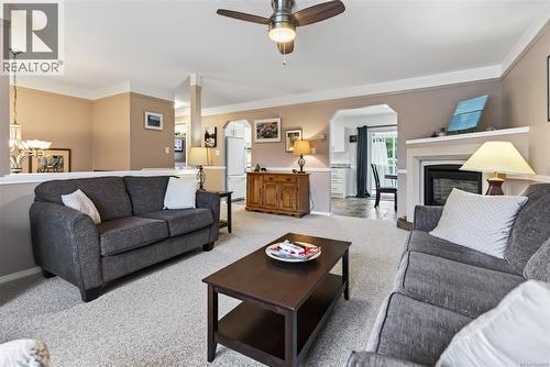 325 Quarry Rd, Comox, BC - Indoor Photo Showing Living Room