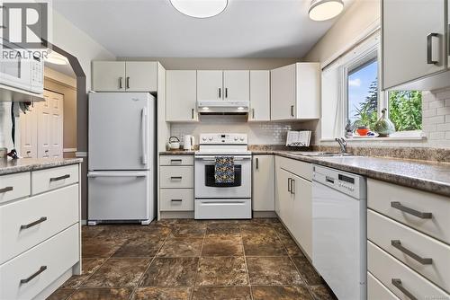 325 Quarry Rd, Comox, BC - Indoor Photo Showing Kitchen With Double Sink