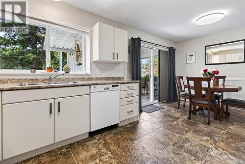 325 Quarry Rd, Comox, BC - Indoor