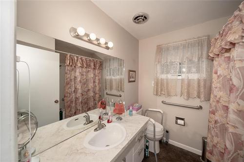 411 Ash Avenue, Steinbach, MB - Indoor Photo Showing Bathroom