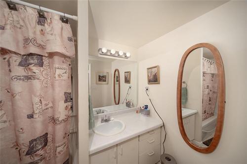 411 Ash Avenue, Steinbach, MB - Indoor Photo Showing Bathroom