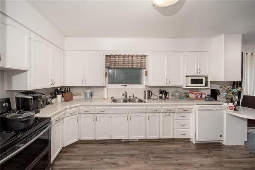 411 Ash Avenue, Steinbach, MB - Indoor Photo Showing Kitchen With Double Sink