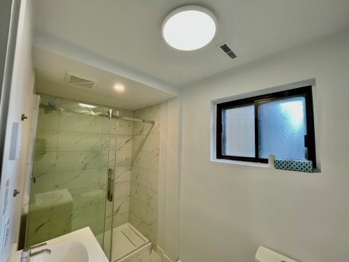 Bathroom - 3144 Boul. Langelier, Montréal (Mercier/Hochelaga-Maisonneuve), QC - Indoor Photo Showing Bathroom