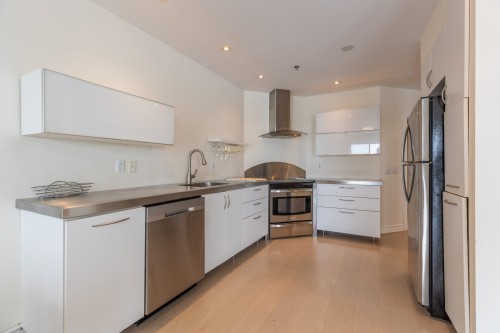 Cuisine - 716-7680 Boul. Marie-Victorin, Brossard, QC - Indoor Photo Showing Kitchen With Upgraded Kitchen