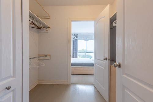 Penderie (Walk-in) - 716-7680 Boul. Marie-Victorin, Brossard, QC - Indoor With Storage