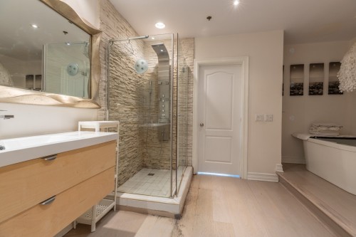 Salle de bains - 716-7680 Boul. Marie-Victorin, Brossard, QC - Indoor Photo Showing Bathroom