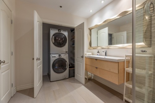 Salle de bains - 716-7680 Boul. Marie-Victorin, Brossard, QC - Indoor Photo Showing Laundry Room