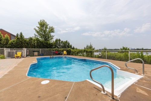 Piscine - 716-7680 Boul. Marie-Victorin, Brossard, QC - Outdoor With In Ground Pool With Backyard