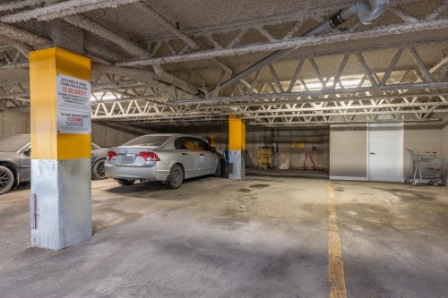 Garage - 716-7680 Boul. Marie-Victorin, Brossard, QC - Indoor Photo Showing Garage