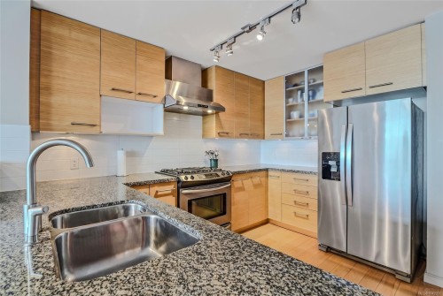 #1106-38 Front St, Nanaimo, BC - Indoor Photo Showing Kitchen With Double Sink With Upgraded Kitchen