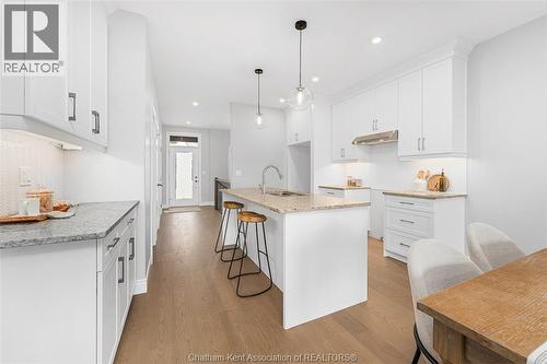 105 Brighton Place, Chatham, ON - Indoor Photo Showing Kitchen With Upgraded Kitchen