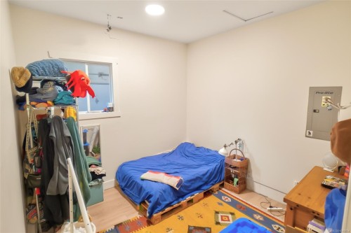 #B-330 Lone Cone Rd, Tofino, BC - Indoor Photo Showing Bedroom
