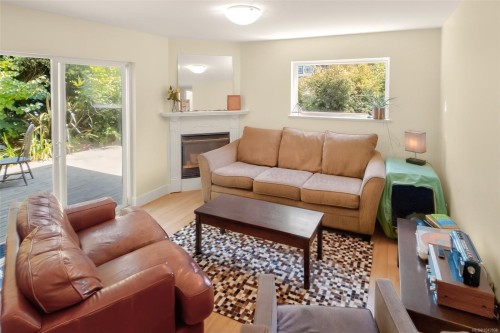#B-330 Lone Cone Rd, Tofino, BC - Indoor Photo Showing Living Room