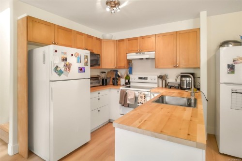 #B-330 Lone Cone Rd, Tofino, BC - Indoor Photo Showing Kitchen